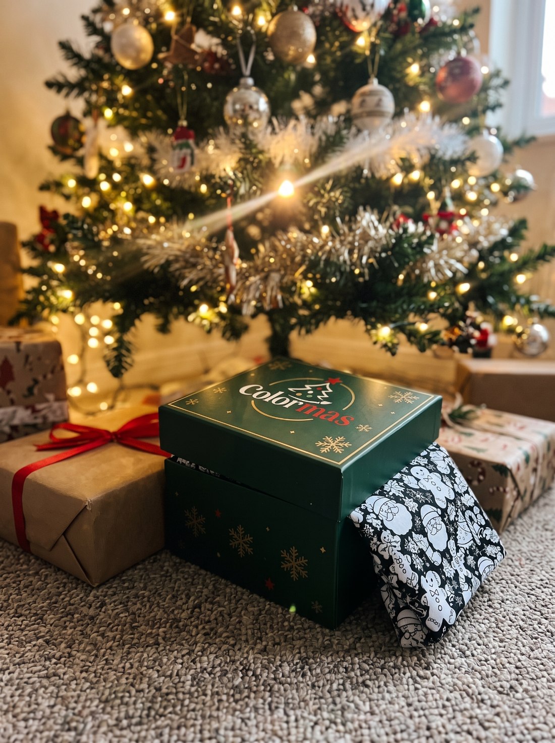 Colour-in Christmas blanket